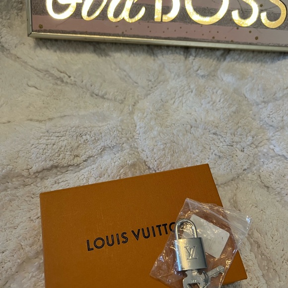 Authentic Louis Vuitton Silver lock and key # 448 - Picture 8 of 8